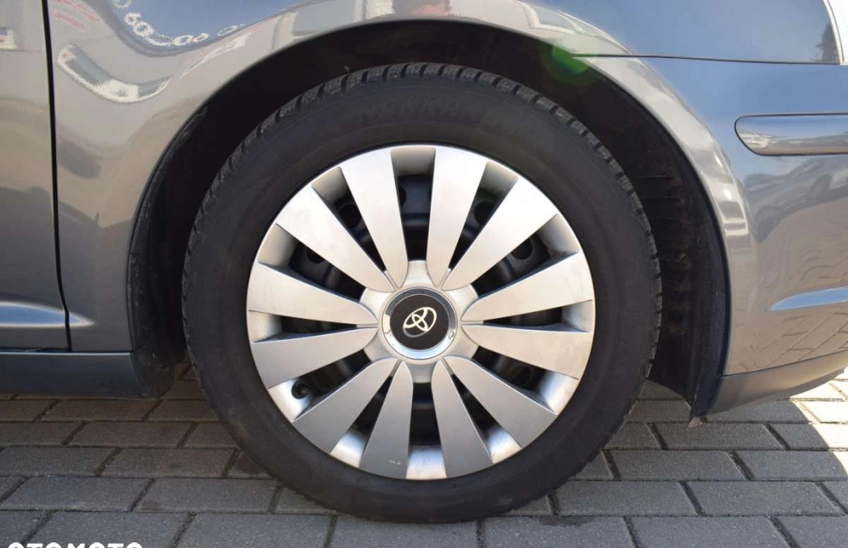 Toyota Avensis cena 19700 przebieg: 217711, rok produkcji 2005 z Gryfów Śląski małe 742